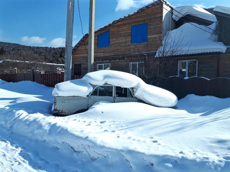 listvyanka soviet car snow