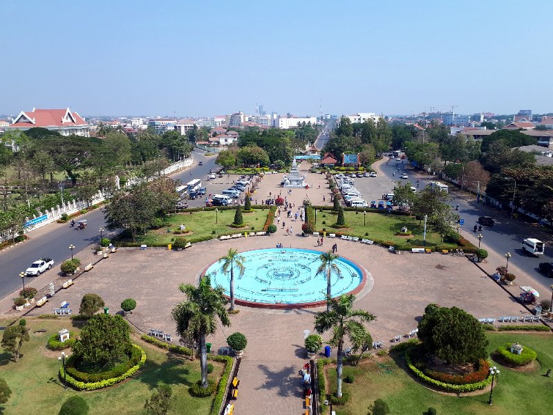 patuxay monument vientiane view