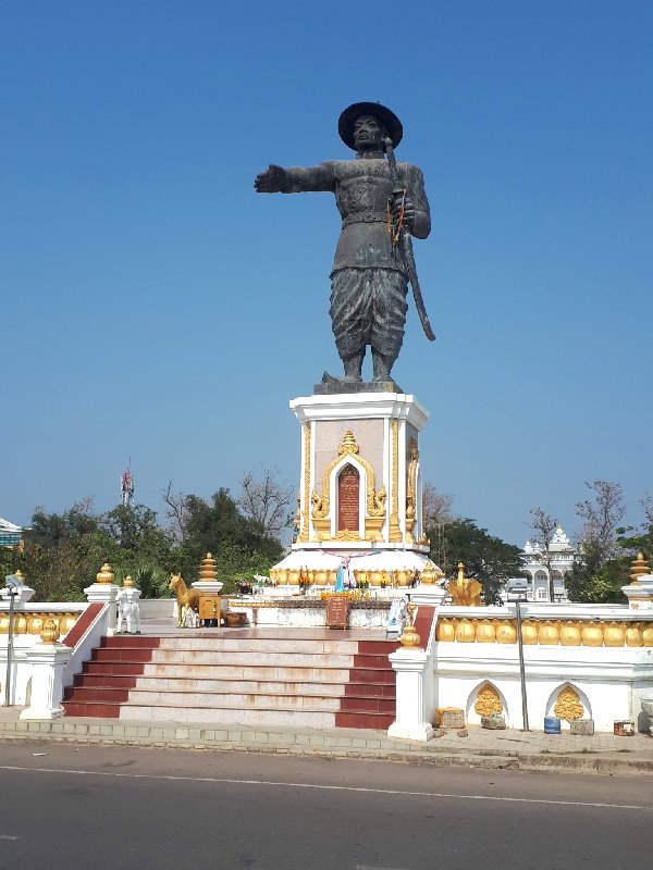 statue king anouvong