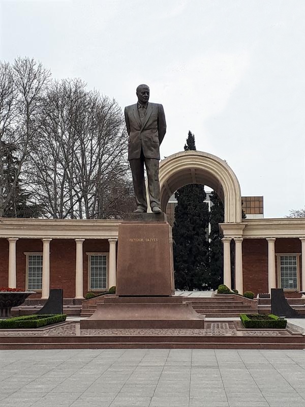 heydar aliyev statue