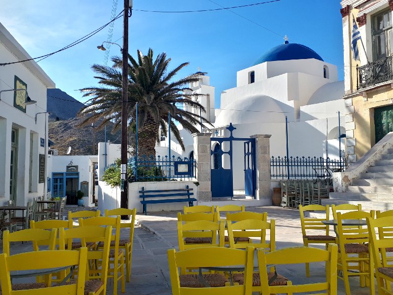 town square hora serifos