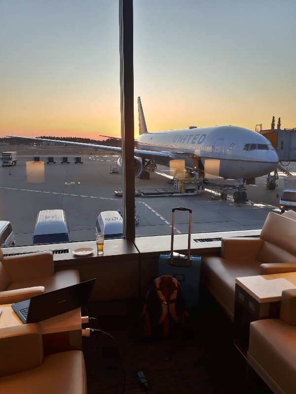 tokyo narita airport united club lounge review sunset