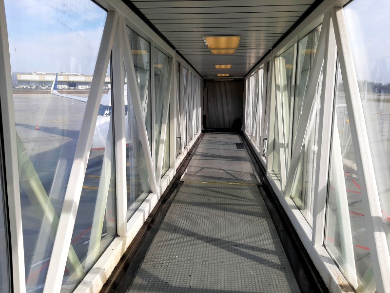 bucharest otopeni airport jet bridge