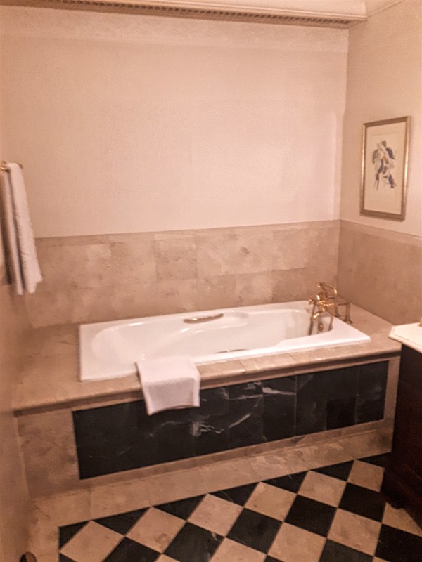 king suite bath majapahit