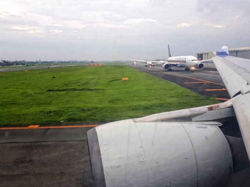 singapore airlines boeing 787 taxiing manila