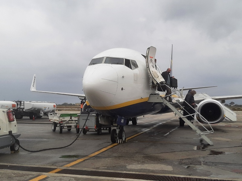 ryanair boeing 737-800 review chania airport