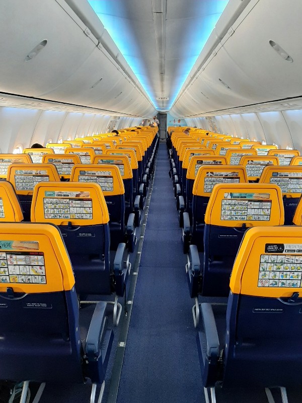 Review Ryanair Bucharest To Chania Boeing 737 800 Paliparan