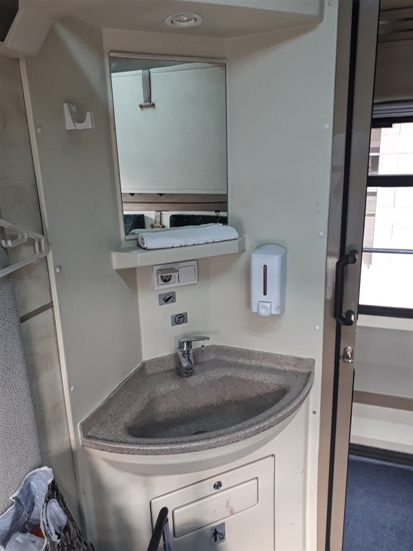 washbasin train