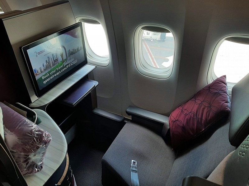 qsuites qatar airways business class boeing 777