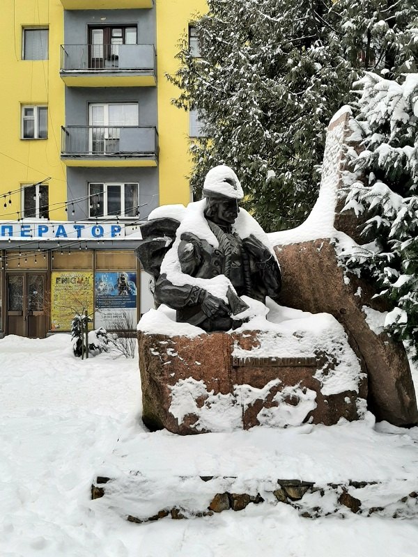 hutsul monument hutsuls rakhiv