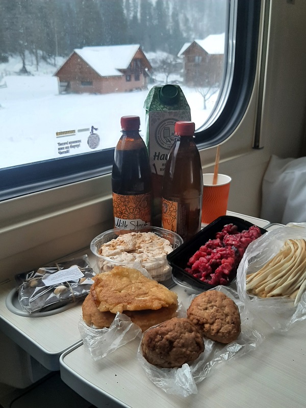 lunch ukraine rakhiv mariupol train