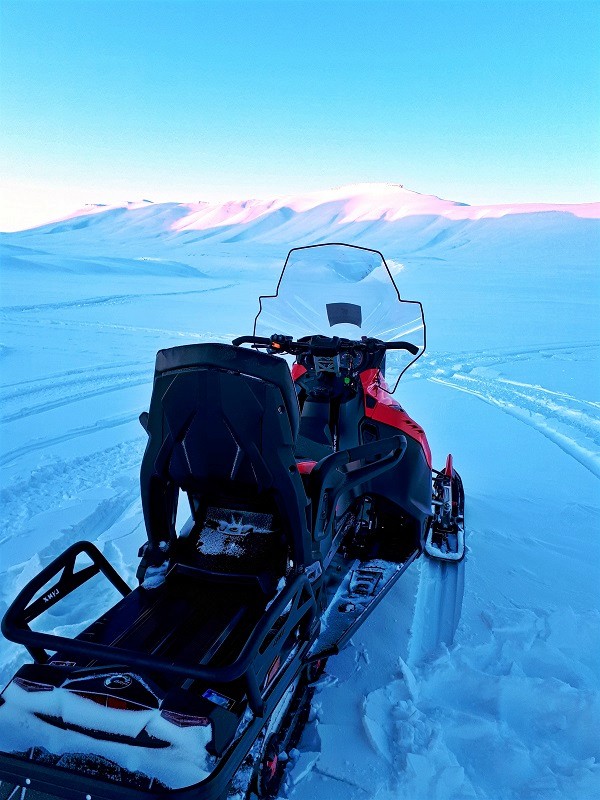 snowmobile ride spitsbergen svalbard