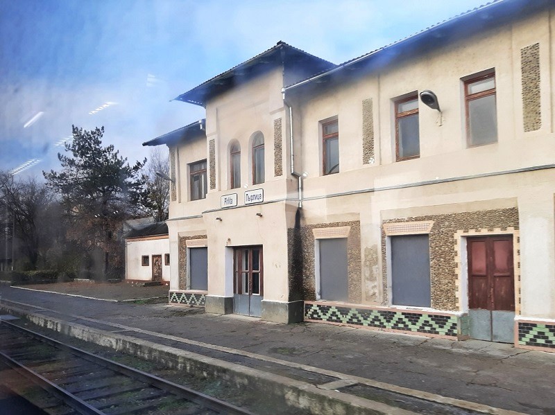 Pîrlița station