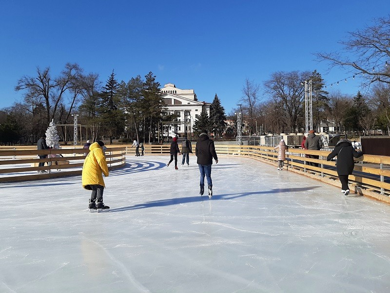 ice rink mariupol theatre square