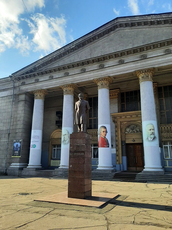 Pushkin statue mariupol concert hall