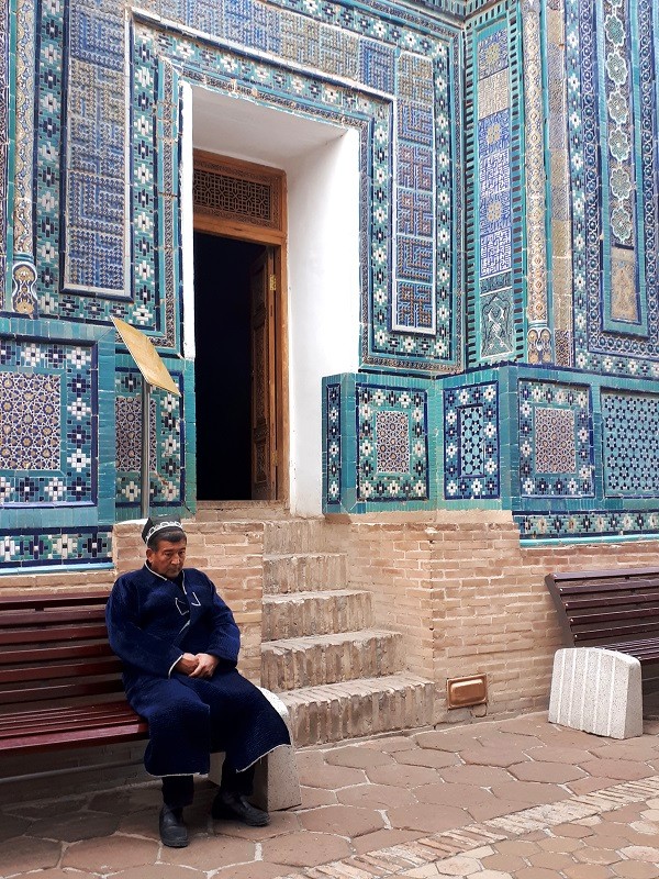 samarkand uzbekistan man traditional clothes