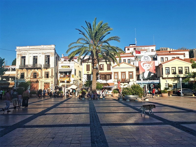 Çeşme town square