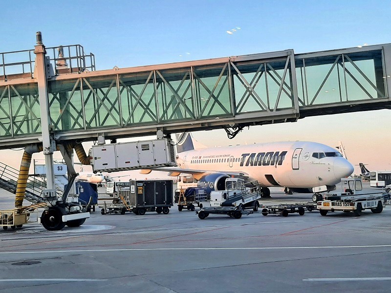 tarom boeing 737 bucharest otopeni airport