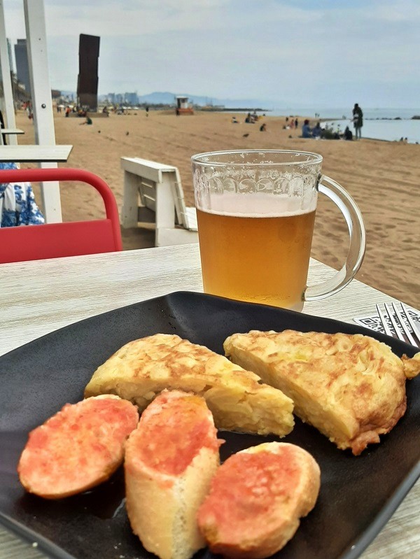 barceloneta beach bar beer stopover walk barcelona