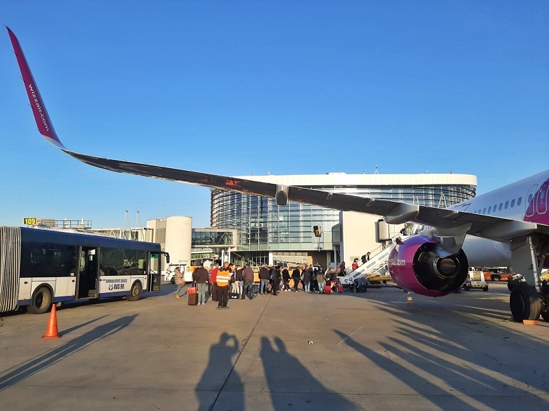 wizz air airbus a321 bucharest otopeni otp