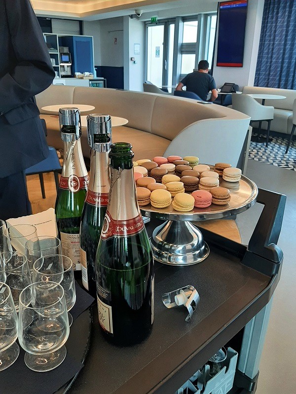 air france businesss lounge terminal 2g paris charles de gaulle airport macaron champagne