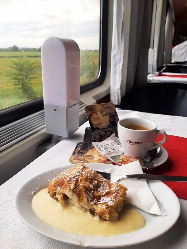 apple strudel czech dining car