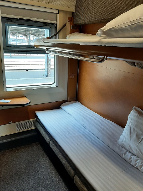 dacia night train sleeper compartment