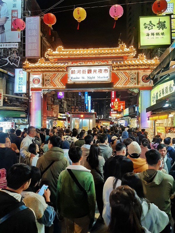 raohe street night market taipei taiwan