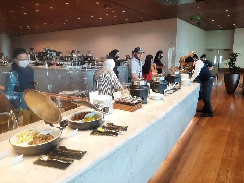 food buffet breakfast qatar airways al mourjan lounge