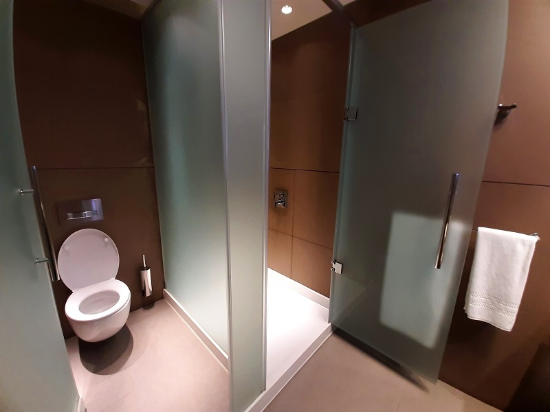 shower room qatar airways al mourjan business lounge doha airport