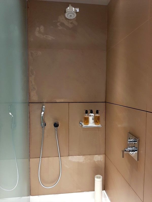 lounge shower