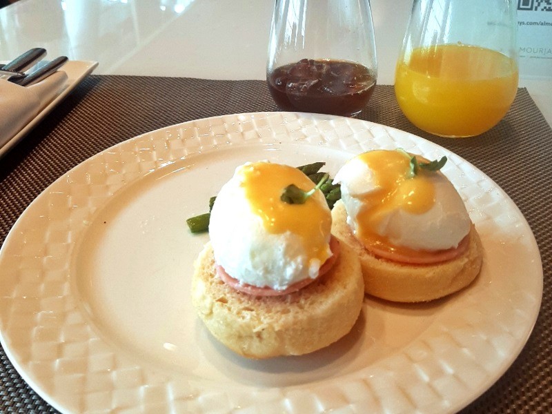 eggs benedict qatar airways al mourjan business lounge doha airport