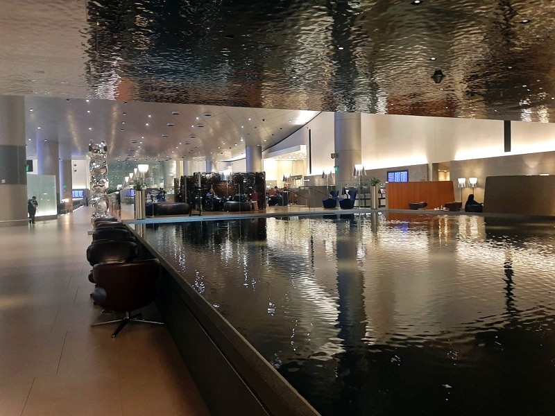 water feature qatar airways al mourjan business lounge doha airport