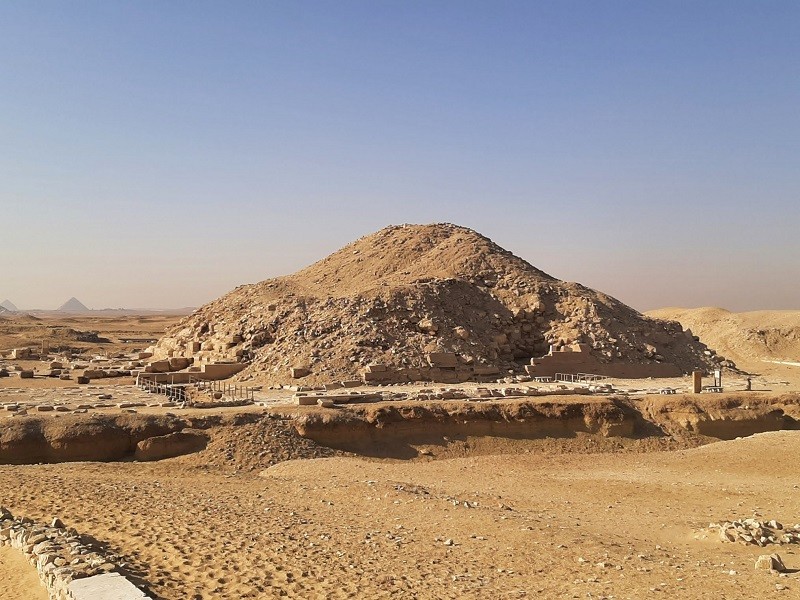 pyramid of unas saqqara necropolis