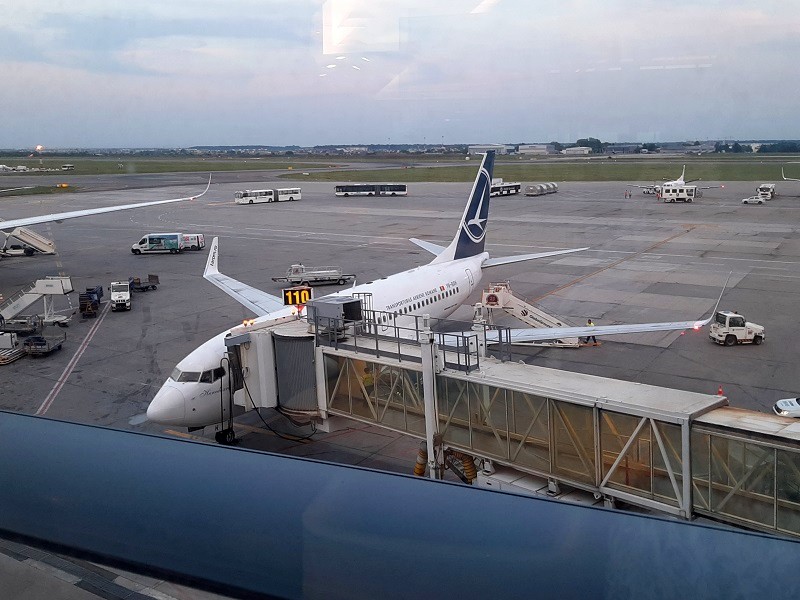 tarom boeing 737-700 bucharest otopeni airport