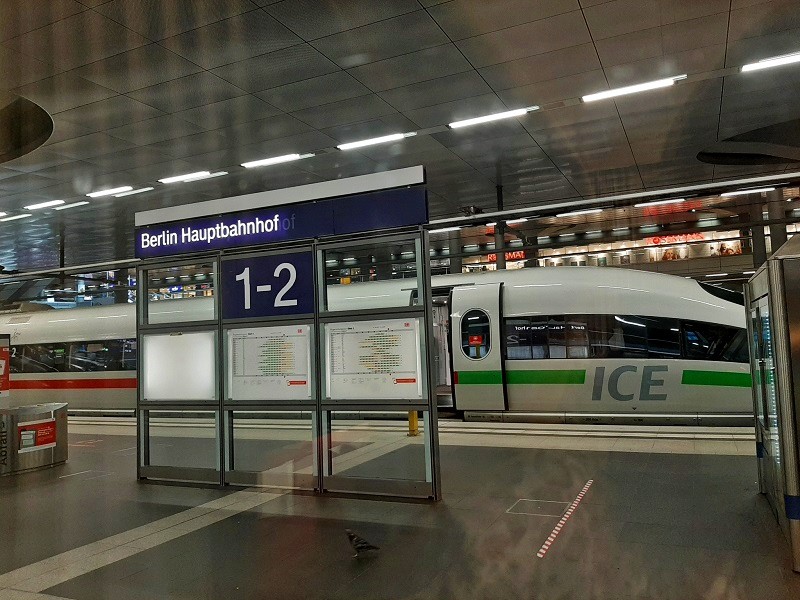 berlin hbf underground platform