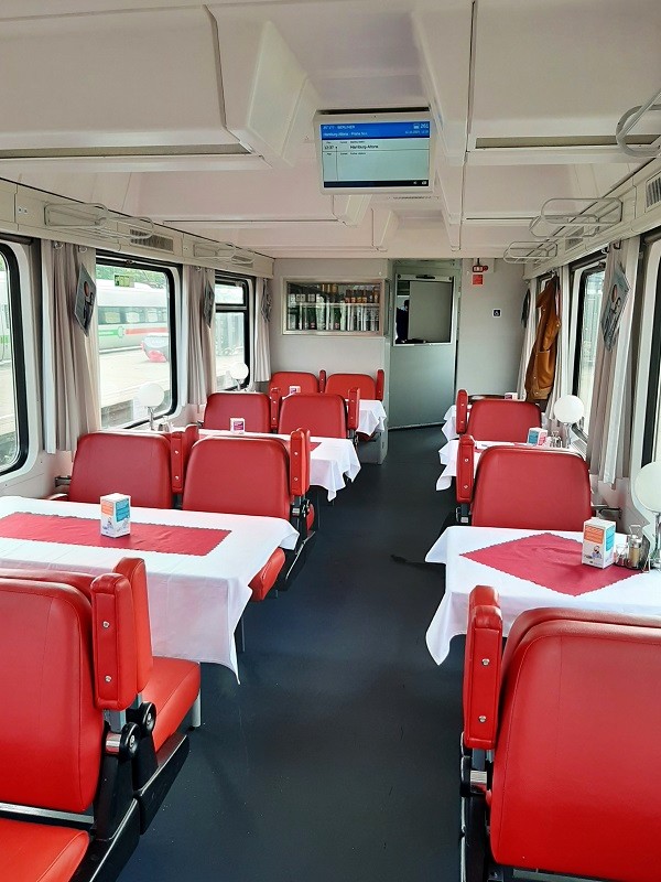 berliner eurocity train hamburg berlin prague dining car restaurant wagon