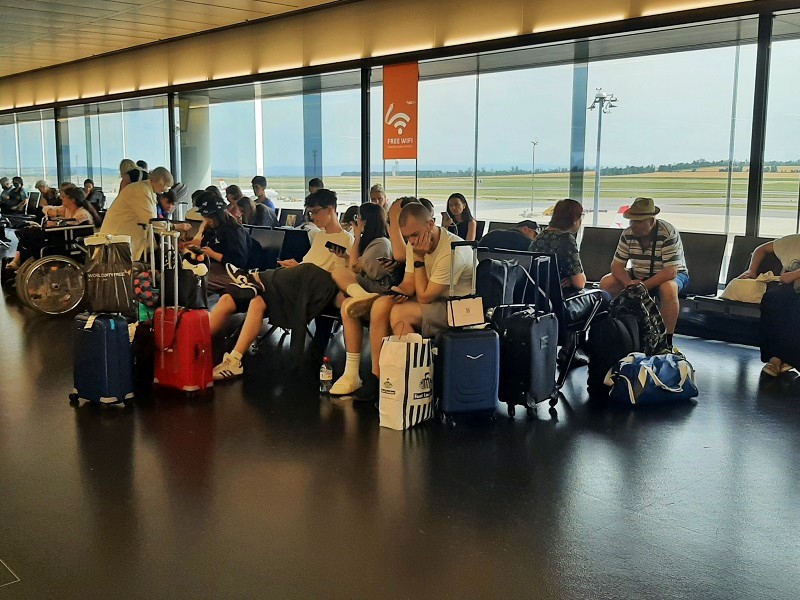 passengers gate area vienna airport