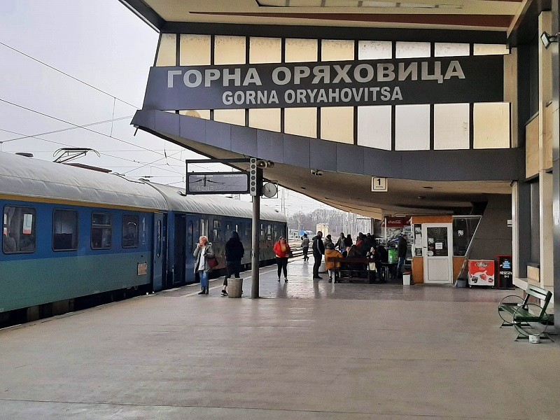 gorna oryahovitsa railway station train bulgaria