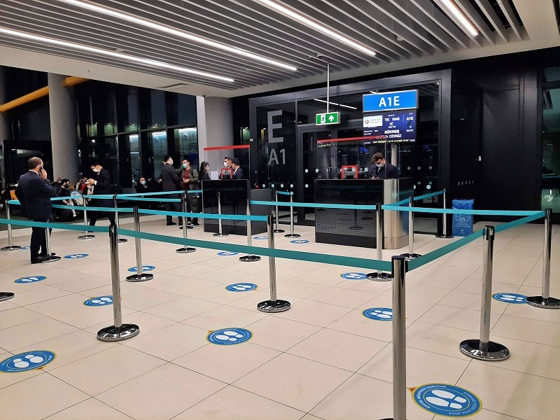 istanbul airport boarding gate