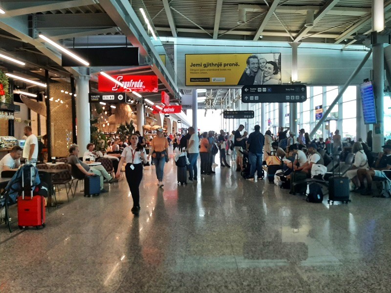 airport shops cafes