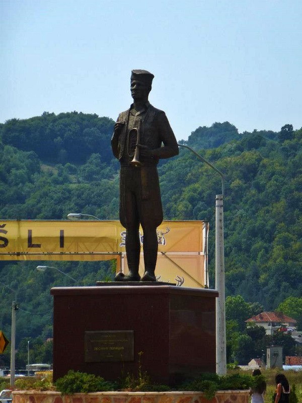 Guča trumpet player statue