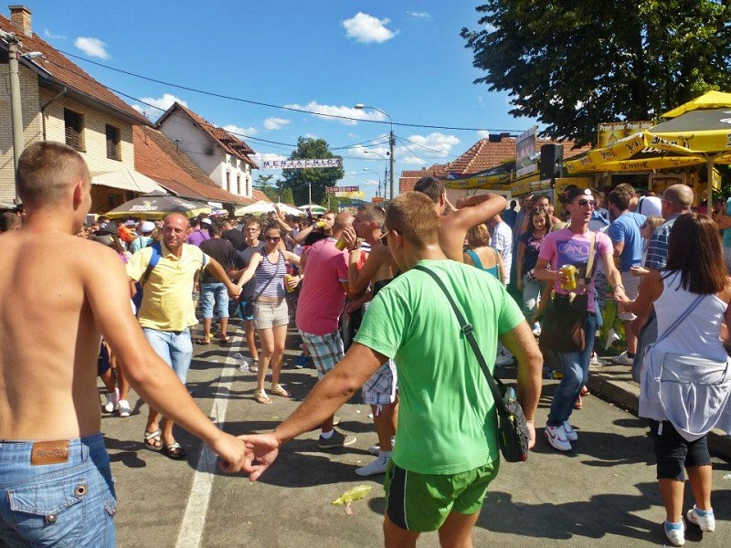 Guča festival dancing serbia