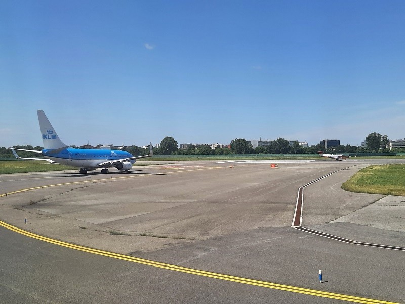 milan linate airport runway queue klm boeing 737