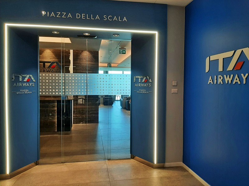 ita airways piazza della scala business lounge milan linate airport