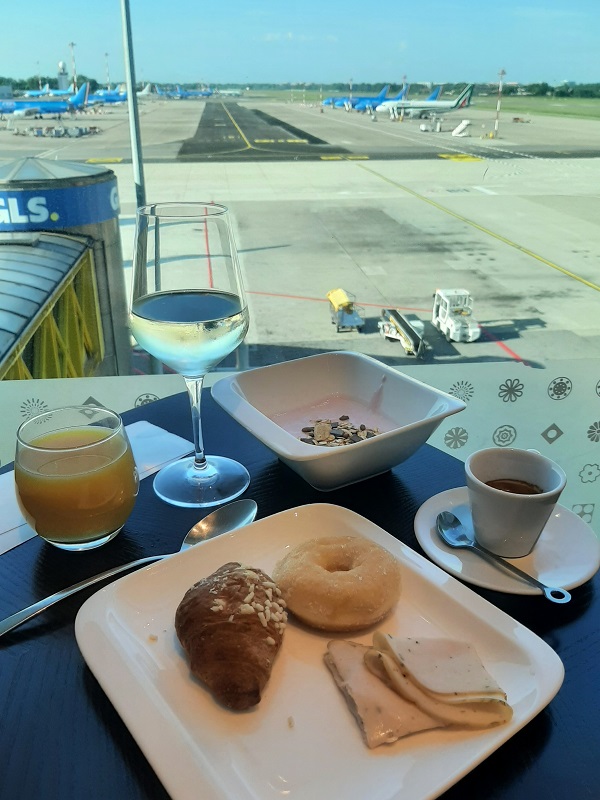 ita airways business lounge breakfast milan linate airport piazza della scala