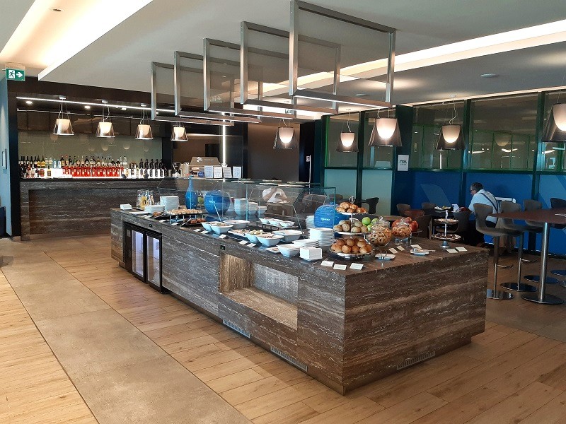 ita airways piazza della scala lounge milan linate airport buffet