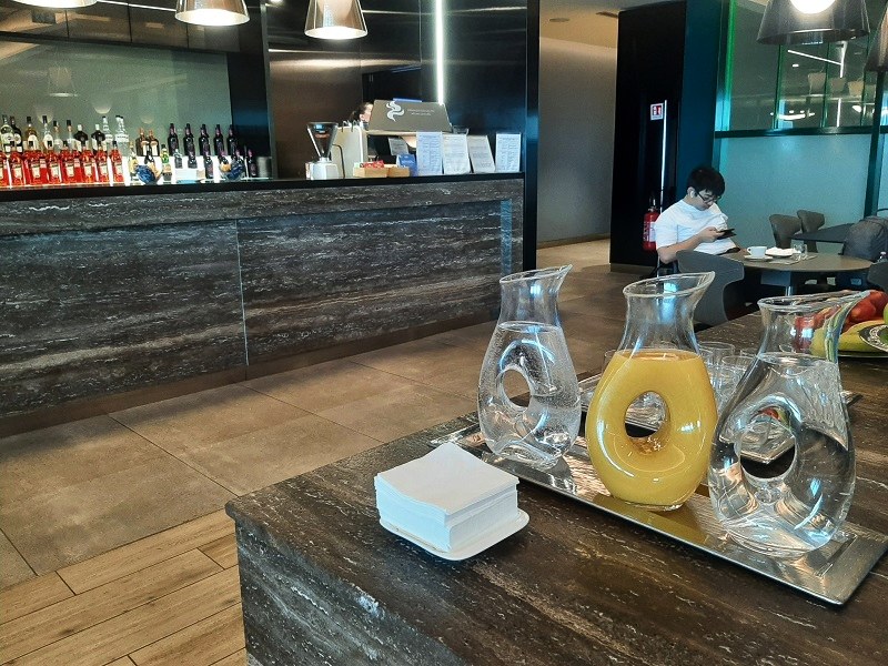 ita airways piazza della scala lounge milan linate airport buffet bar