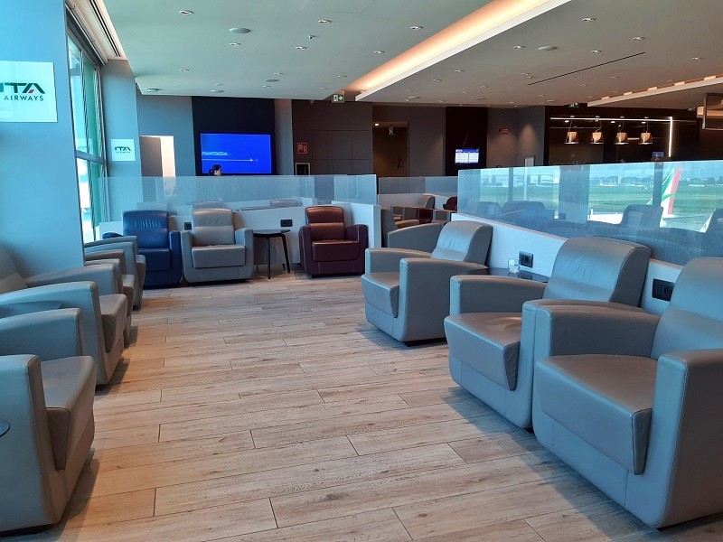 piazza della scala lounge ita airways milan linate