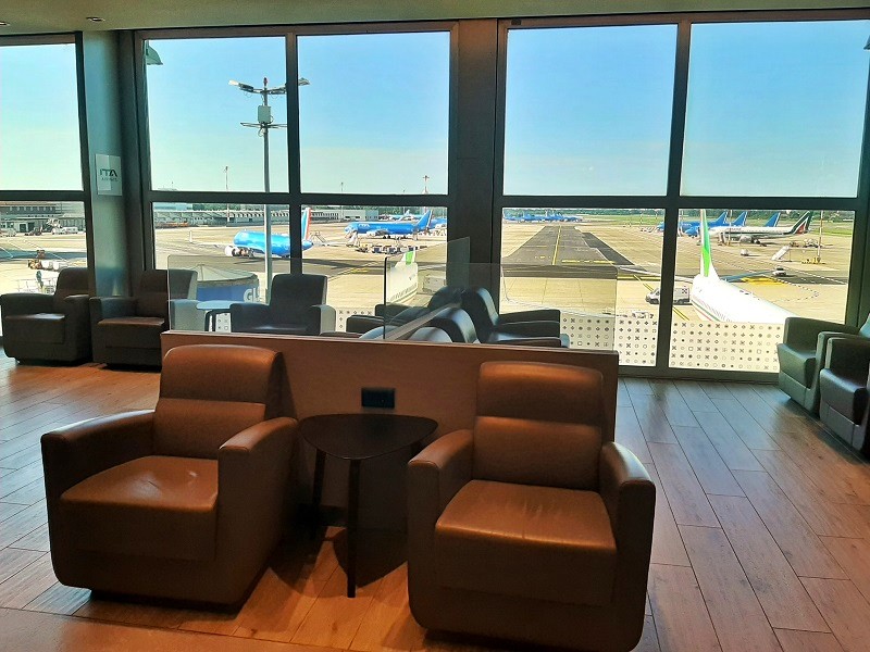 milan linate airport view piazza della scala lounge ita airways